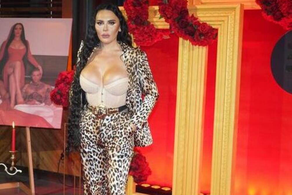 ELEKTRA ELIT NA PROMOCIJI NOVE PESME POKAZALA POLNI ORGAN! (FOTO)