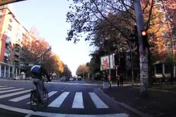 KAMIKAZE NA RASKRSNICI U BEOGRADU: "Tebi su svrake popile mozak"! Ovo je NAJRIZIČNIJA vožnja koju ste videli VIDEO