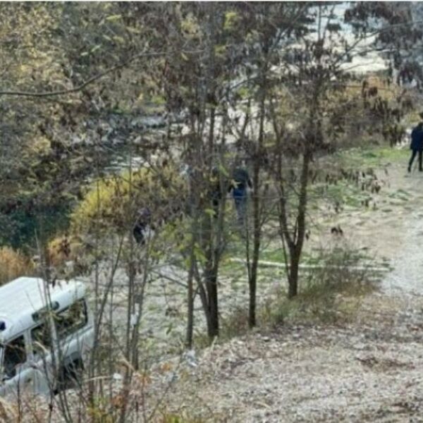 DEVOJKA SLETELA U LEDENI IBAR: Struja bila velika, dva momka pritekla u pomoć! (VIDEO)