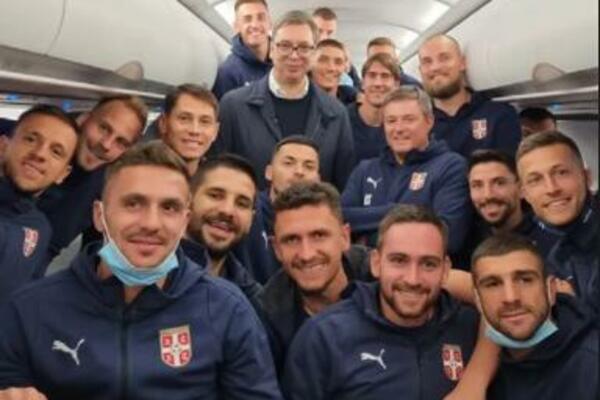 PREDSEDNIK SRBIJE IZNENADIO FUDBALERE U AVIONU: Izgarajte, dajte sve od sebe! (VIDEO)