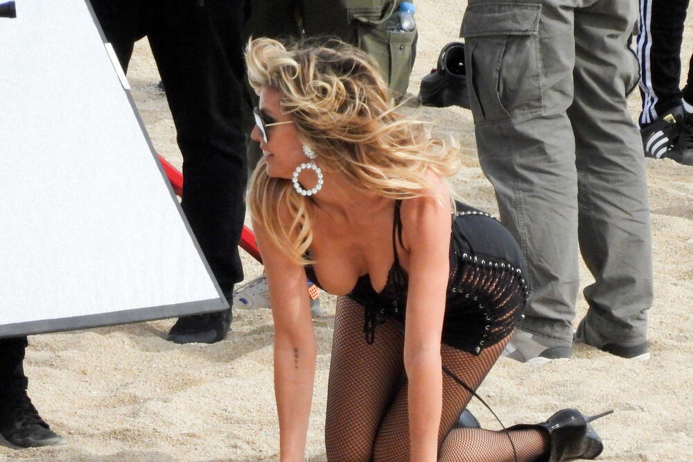 OTKRILA TELO PA SE DODIRIVALA PRSTIMA I GORE I DOLE: A onda okrenula GUZU i DIGLA SVE NA NOGE (FOTO, VIDEO)