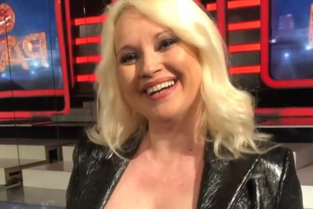 UTEGLA SE U KOŽNE HELANKE, PA IZAZOVNO IŠLA KA KAMERI! Poziranje pevačice Maje Nikolić BACA U TRANS!(VIDEO)