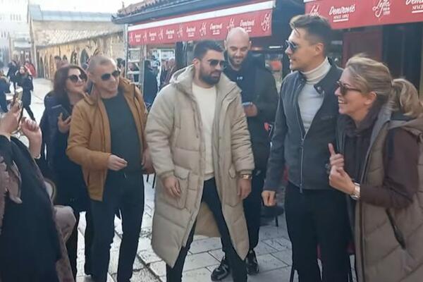 MILOŠ BIKOVIĆ IZAZVAO KOLAPS U SARAJEVU! Svi naskaču da se slikaju s njim, OPKOLILI GA, žene PALE U TRANS! (FOTO)