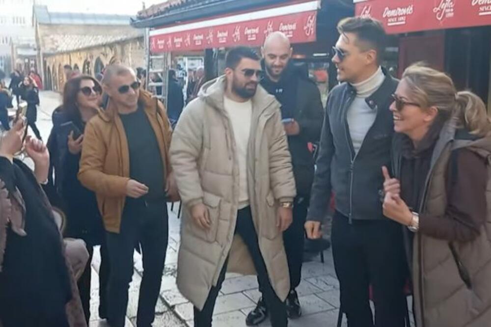 MILOŠ BIKOVIĆ IZAZVAO KOLAPS U SARAJEVU! Svi naskaču da se slikaju s njim, OPKOLILI GA, žene PALE U TRANS! (FOTO)