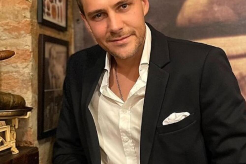 BIKOVIĆ U DRUŠTVU SADAŠNJE I BIVŠE DEVOJKE: Zajedno se valjaju na snegu! (FOTO)