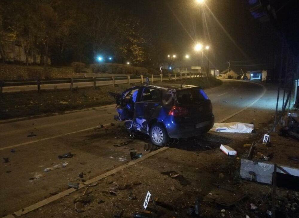 POGINULE 2 OSOBE KOD STARE PAZOVE: "BMW" naleteo na traktor sa prikolicom!