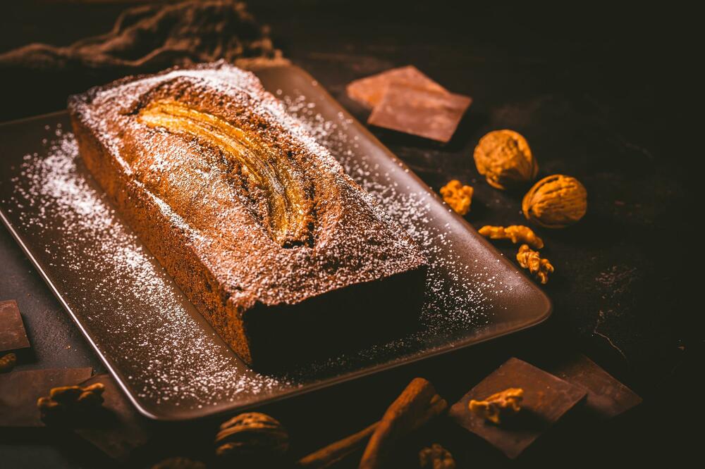 NE BACAJTE PREZRELE BANANE, POSTOJI REŠENJE: Pripremite ovaj BRZINSKI KOLAČ, mekan je čak i narednog dana