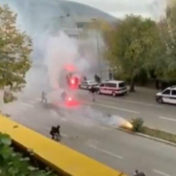 MASOVNA TUČA NAVIJAČA U MOSTARU: Oštećeni mnogi objekti i izlozi, a bilo je i krvi (VIDEO+FOTO)