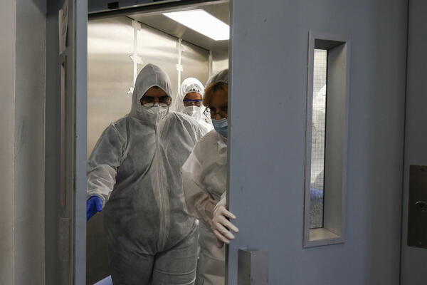 U AUSTRIJI VANREDNO! Policija kontroliše da li građani imaju kovid sertifikat, aktivirali se i penzionisani LEKARI