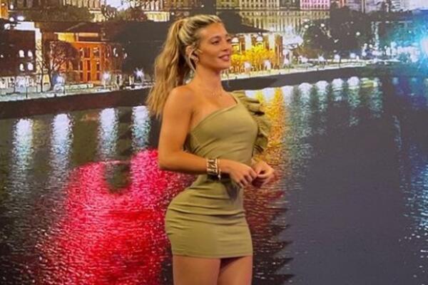 BOMBASTIČNA VODITELJKA SE SKINULA, NJENI ATRIBUTI SU ČUDESNI! Zadnjica kao IZVAJANA KUGLA, telo boli glava! (FOTO)