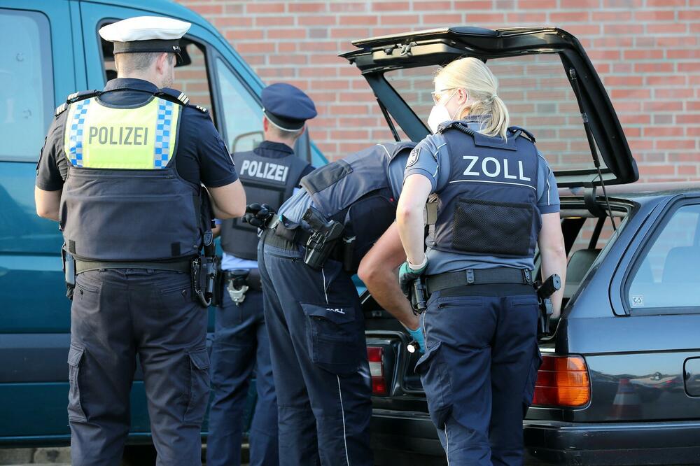 MAJKA IZBOLA NOŽEM PETOGODIŠNJEG SINA: Policija je jedva savladala