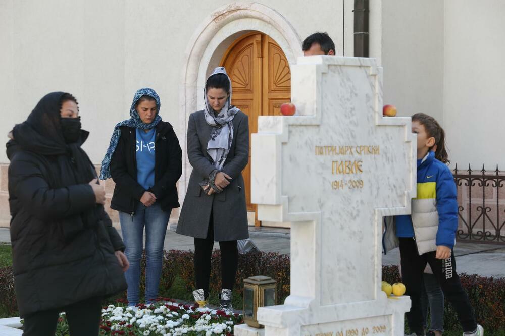 GRAĐANI SE OKUPLJAJU OKO GROBA PATRIJARHA PAVLA! Dan uoči godišnjice, vernici su došli u Rakovicu (FOTO)