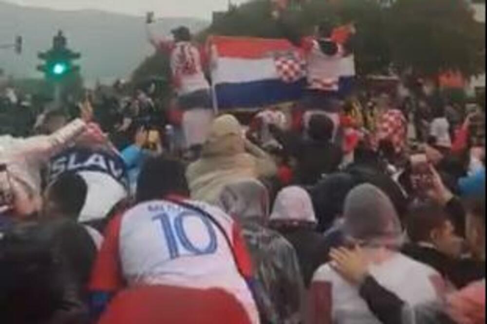 "VATRENI" DOČEKANI BAKLJADOM U SPLITU! Hrvati u istom položaju kao Srbija (VIDEO)
