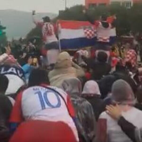 "VATRENI" DOČEKANI BAKLJADOM U SPLITU! Hrvati u istom položaju kao Srbija (VIDEO)