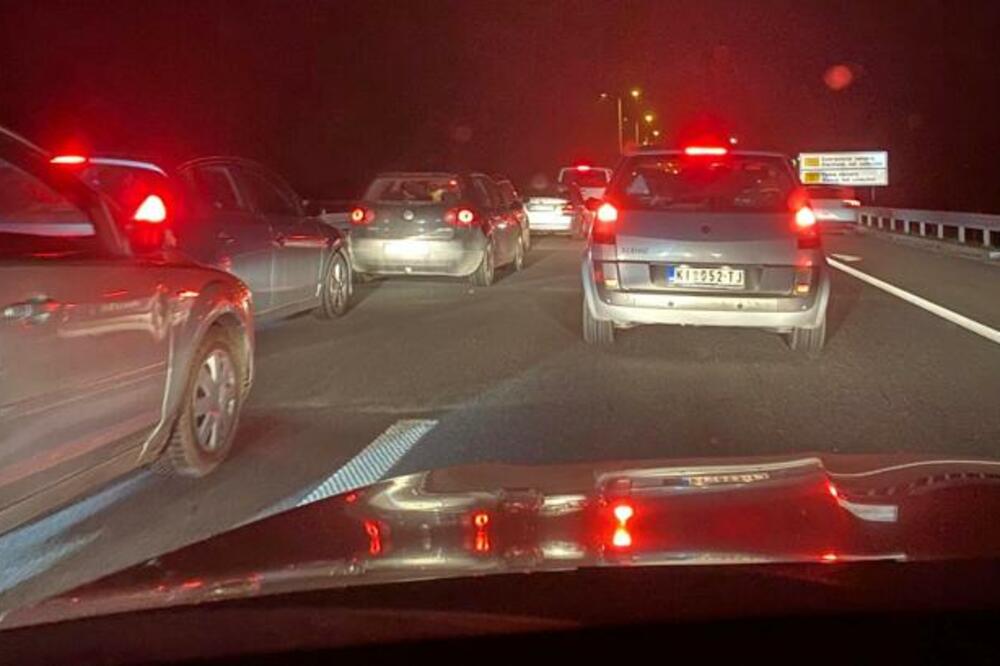 PRAZNICI SE ZAVRŠAVAJU, ALI GUŽVE POČINJU: Kolone na graničnim prelazima