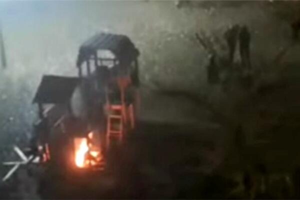 MALOLETNICI ZAPALILI DRVENU KUĆICU NA IGRALIŠTU U SUBOTICI: Stanari okolnih zgrada ZABRINUTI (VIDEO)