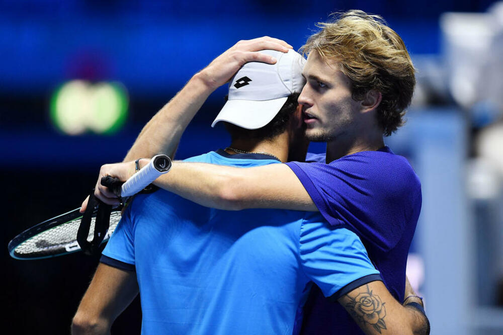 ZVEREV PREŽIVEO TAJ-BREJK, PA DOBIO POKLON: Beretini zbog povrede predao meč!