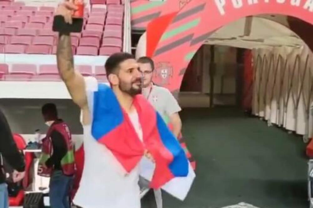 Privatna žurka na praznom stadionu: MITAR U GAĆAMA ISTRČAO DA POZDRAVI NAVIJAČE! Grmela pesma! (VIDEO)
