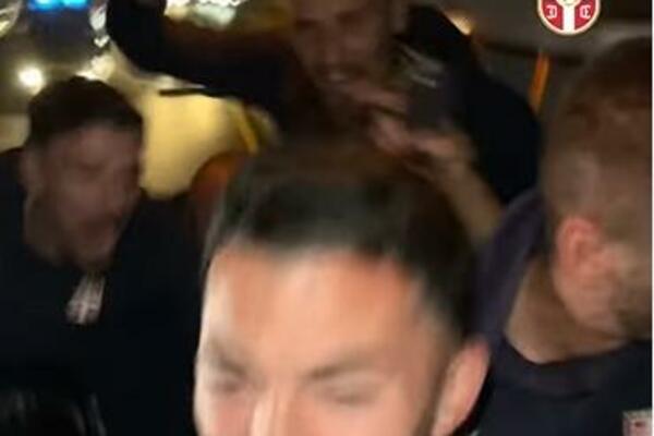 LUDNICA U AUTOBUSU: "Orlovi" u transu slavili uz ovu pesmu! (VIDEO)