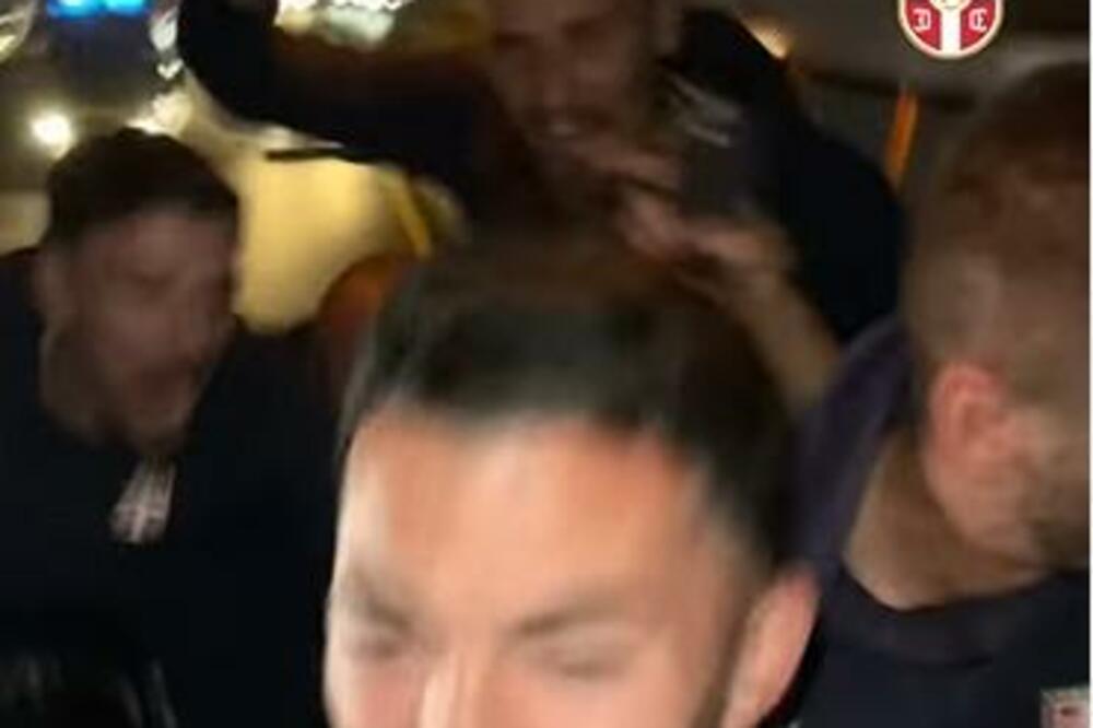 LUDNICA U AUTOBUSU: "Orlovi" u transu slavili uz ovu pesmu! (VIDEO)