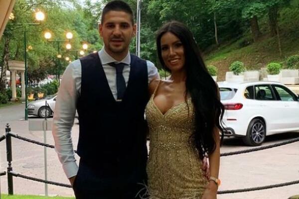 OVA BOGINJA JE OSVOJILA SRCE ALEKSANDRA MITROVIĆA! Dve godine je starija od njega, imaju 2 DECE (FOTO)