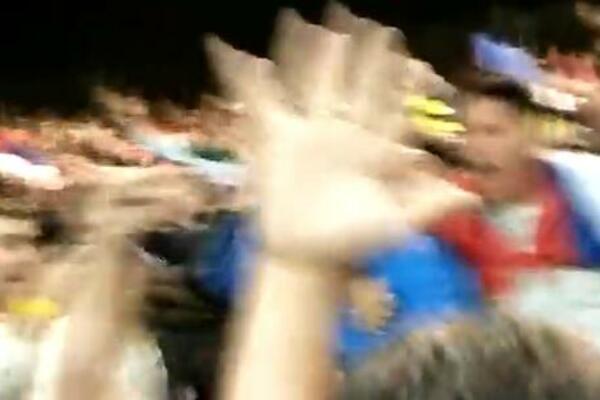 TRENUTAK KADA JE MITROVIĆ UTIŠAO STADION: Snimak sa tribina "Luža"!
