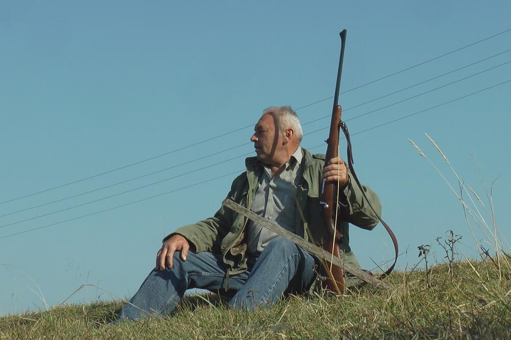 MEŠTANI KRĆEVACA U STRAHU: Lovci sa puškama šetaju oko kuće, ispred nogu im je pao mrtav fazan