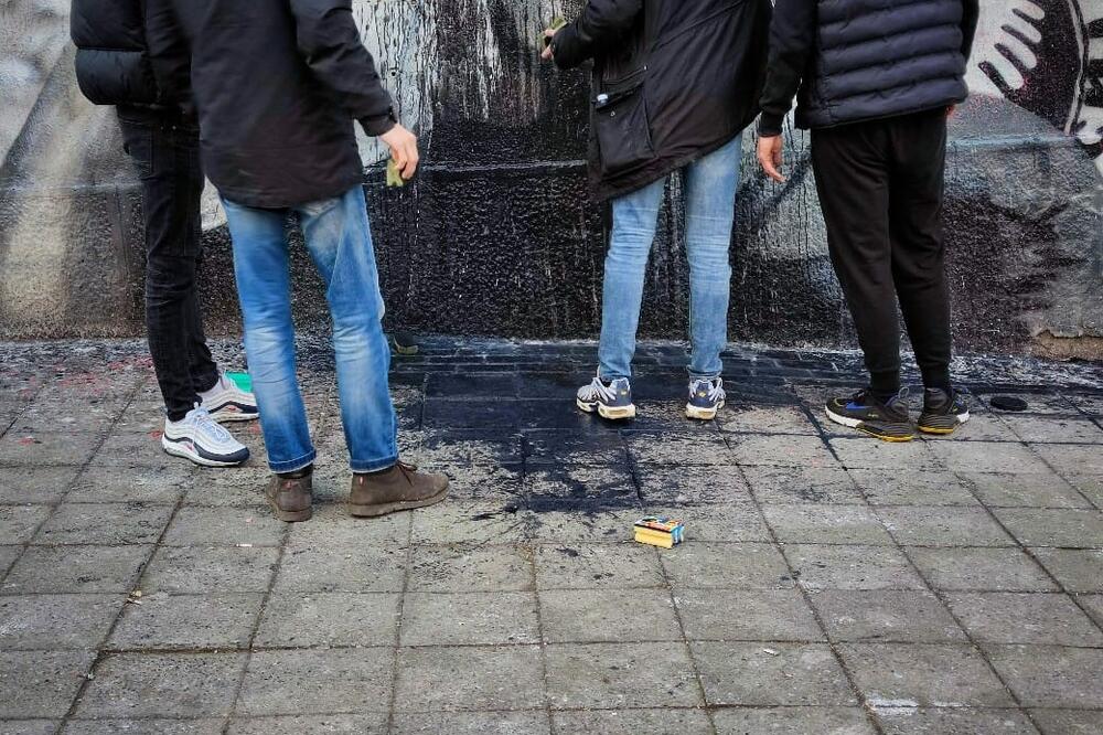 AKCIJANJE I U NOVOM SADU! Aktivisti LSV uništili Mladićev mural u Kaću