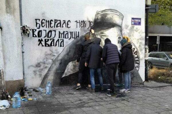 GRUPA MLADIĆA SKIDA CRNU FARBU SA MURALA RATKU MLADIĆU: Doneli vodu i sunđere (VIDEO)