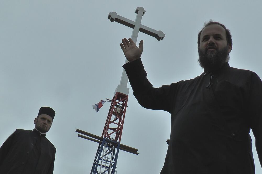 OVO JOŠ NISMO VIDELI: Meštani sela kod Osečine na brdu iznad svojih kuća podigli antikovid krst (FOTO)