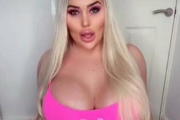 PLAĆAJU MI DA IMAM ŠTO VEĆE GRUDI: Uživam u tome, a od njihove VELIČINE ni PERTLE ne mogu da vežem (FOTO)