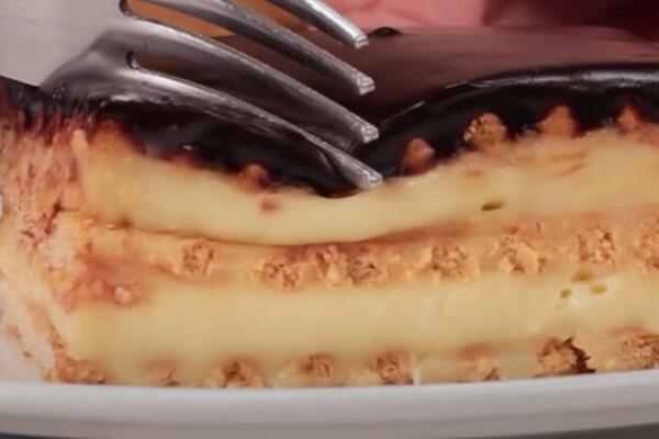 BRZA I SLATKA POSLASTICA SA PUDINGOM: Ekler torta BEZ PEČENJA, prste da POLIŽETE (RECEPT + VIDEO)