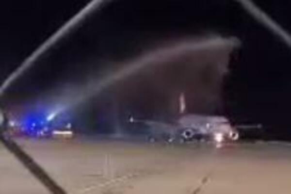 ŠAMPIONSKO 'TUŠIRANJE' ZA PIKSIJEVE RATNIKE: Vodenim topom napravljen pobednički luk iznad aviona "Orlova"! (VIDEO)