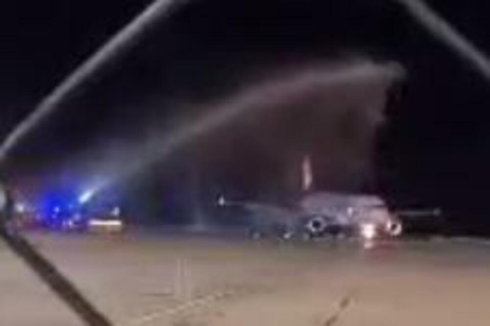 ŠAMPIONSKO 'TUŠIRANJE' ZA PIKSIJEVE RATNIKE: Vodenim topom napravljen pobednički luk iznad aviona "Orlova"! (VIDEO)