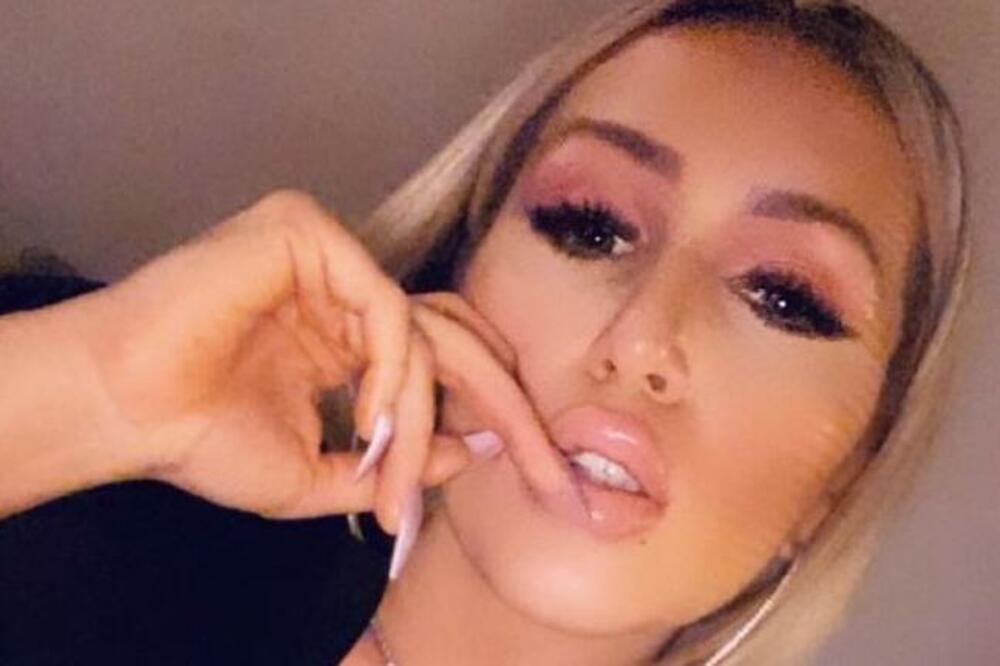 OD NJENIH POZA SE U NESVEST PADA! Ona je AGENT ZA NEKRETNINE, a fotke su joj PREVIŠE VRELE - A TEK KAD JE U LATEKSU