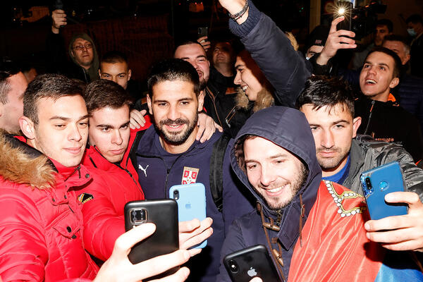 TREŠTALE TRUBE NA DOČEKU FUDBALERA: A za 'Mitrogolom' - prava pomama među navijačima! (VIDEO)