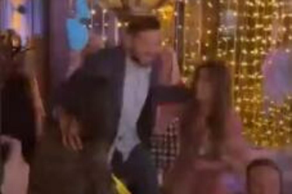 MITRO'S ON FIRE! Fudbaleri završili na proslavi rođendana, MITROVIĆ zapalio atmosferu pa se popeo na "tron"! VIDEO