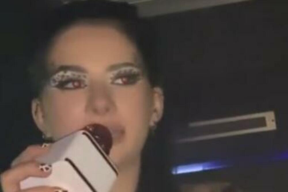 ISPALE JOJ GRUDI USRED NASTUPA! NAŠA JUTJUBERKA DOŽIVELA PEH: Sve usnimljeno, ona zavapila NEMOJTE KAČITI NIJE MOJA