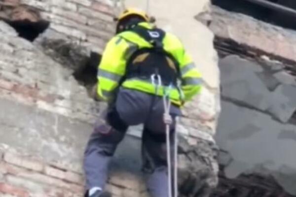 AKCIJA SPASAVANJA U TAKOVSKOJ IMA SVOG HEROJA: Mače zaglavljeno u pukotini NATO bombi dozivalo POMOĆ (VIDEO)