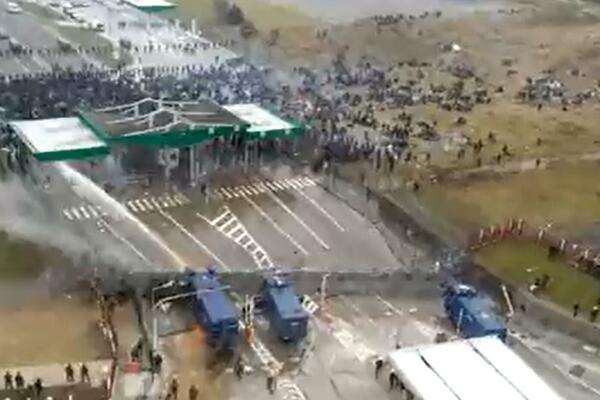 VOJSKA SE BRANI SUZAVCEM DOK IH MIGRANTI GAĐAJU KAMENJEM! Eskalirao sukob na granici (VIDEO)