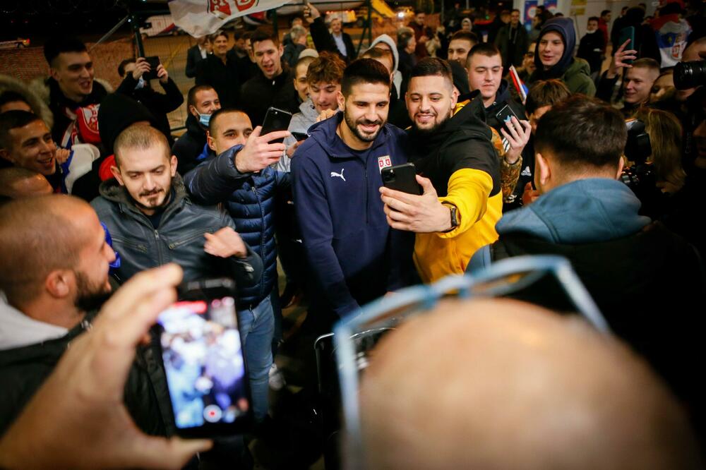 YOUTUBER NASTAVIO DA PROVOCIRA PORTUGALCE: Lisabonom šeta u njihovom dresu! Broj na leđima je 90, a ime - POGAĐAJTE