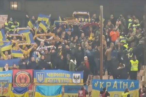 FRKA NA TRIBINAMA PRED MEČ BiH - UKRAJINA: Ruska zastava okrenuta naopako napravila POMETNJU! (VIDEO)
