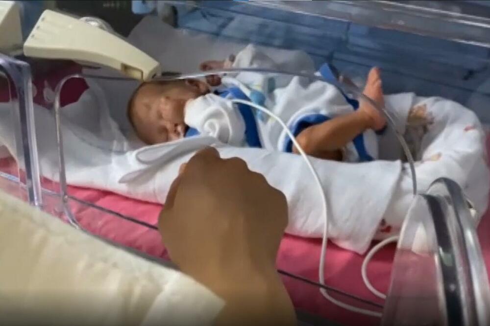 MALI VLADA JE ROĐEN SA SAMO 880 GRAMA! Borio se za život u inkubatoru i čekao na majku 116 dana (FOTO)