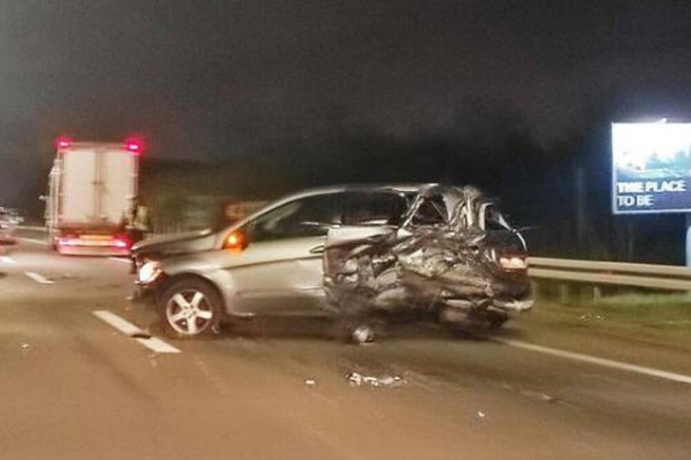 JEZIVA SAOBRAĆAJNA NESREĆA U BEOGRADU! Povređeni putnici i smrskani automobili dočekali su kola Hitne pomoći