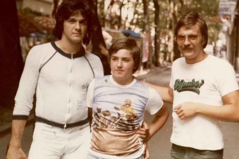 NIJE NI SLUTIO DA ĆE JEDNOG DANA BITI VOLJEN KAO NJEGOVI IDOLI: Dečak sa slike danas je VRSNI MUZIČAR! (FOTO)