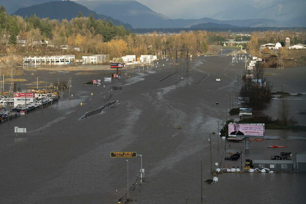 STRAŠNE POSLEDICE POPLAVA U KANADI! Uništeni putevi, kuće, mostovi, ima ZAROBLJENIH I PREMINULIH LJUDI (FOTO)