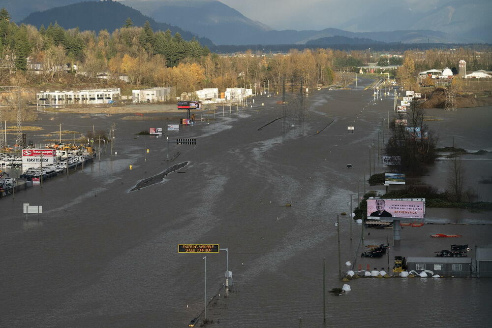 STRAŠNE POSLEDICE POPLAVA U KANADI! Uništeni putevi, kuće, mostovi, ima ZAROBLJENIH I PREMINULIH LJUDI (FOTO)