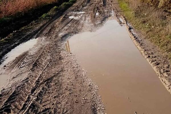 SOKAK STRAVE I UŽASA VODI DO POSLEDNJE KUĆE U SELU: Rupe, blato i klimave drvene bandere iz prošlog veka (FOTO)
