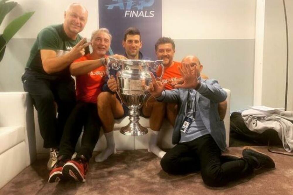 ŠAMPIONSKA EKIPA NA OKUPU - ĐOKOVIĆ PRIGRLIO 'UŠATI' PEHAR: Zahvalan na istorijskom broju 7! (FOTO)