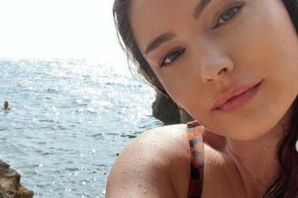 ONA JE VLASNICA NAJBOLJEG TELA, MUŠKARCI JE SANJAJU U VLAŽNIM SNOVIMA: Njeni snimci će vas u to i UVERITI (FOTO)